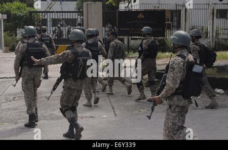 Islamabad, Pakistan. 1. September 2014. Pakistanische Soldaten kommen in Pakistan-Fernsehgebäude nach eine Menge von Anti-Regierungs-Demonstranten das Gebäude stürmten und nahm-aus dem Kanal in Islamabad on Air. Demonstranten unter der Leitung von Imran Khan, ein Held Cricket Spieler gedreht-Politiker, Führer der Opposition und Tahir Ul-Qadri, ein Feuerkopf Kleriker sind seit Wochen versucht, die Regierung von Premierminister Nawaz Sharif stürzen auf den Straßen. Bildnachweis: Pazifische Presse/Alamy Live-Nachrichten Stockfoto