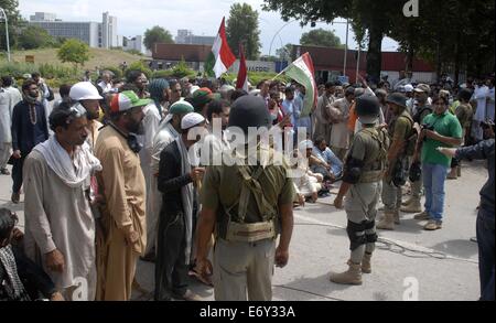 Islamabad, Pakistan. 1. September 2014. Pakistanische Armee bewachen die Anti-Regierungs-Demonstranten, die Parolen in Islamabad singen waren. Demonstranten unter der Leitung von Imran Khan, ein Held Cricket Spieler gedreht-Politiker, Führer der Opposition und Tahir Ul-Qadri, ein Feuerkopf Kleriker sind seit Wochen versucht, die Regierung von Premierminister Nawaz Sharif stürzen auf den Straßen. Bildnachweis: Pazifische Presse/Alamy Live-Nachrichten Stockfoto