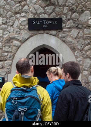 Touristen warten auf den Salz Turm an der Wand betreten Fuß auf den Tower of london Stockfoto