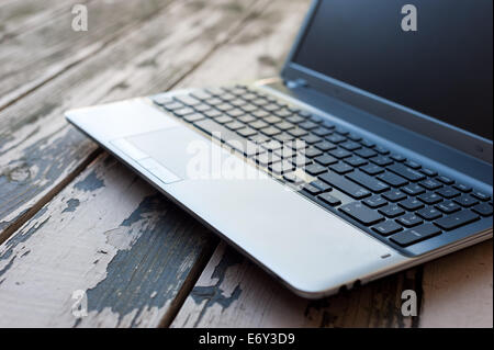 Laptop auf dem Holztisch Stockfoto