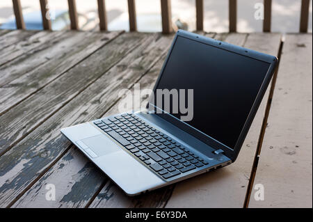 Laptop auf dem Holztisch Stockfoto