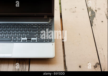 Laptop auf dem Holztisch Stockfoto