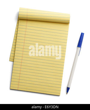 Gelben Notizblock mit blauen Stift daneben isoliert auf weißem Hintergrund. Stockfoto