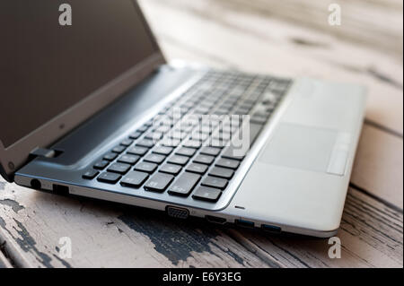 Laptop auf dem Holztisch Stockfoto