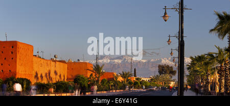 Rampart Wände entlang der Route d'Ourika, Marrakesch, Marokko Stockfoto