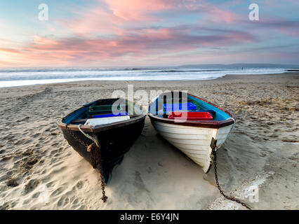 Angelboote/Fischerboote am Strand von Durley Chine, Teil von Bournemouth Beach in Dorset Stockfoto