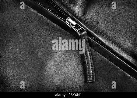 Tiefen perforiertem Lederjacke mit silbernen Reißverschluss Stockfoto