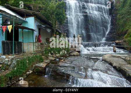 Hindu-Tempel und Wasserfall in der Nähe von Nuwara Eliya, Hochland, Sri Lanka Stockfoto