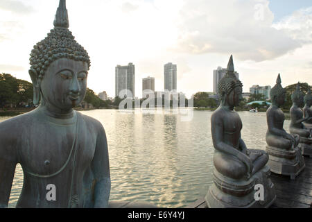 Buddha-Statuen in Seema Malaka Tempel in Beira Lake, Colombo, Sri Lanka, Südasien Stockfoto