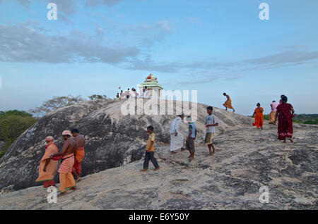 Tamil Pilger auf dem Weg nach Kataragama auf dem Kudimbigala Felsen, südlich von Arugam Bay, Ostküste. Sri Lanka, Südasien Stockfoto