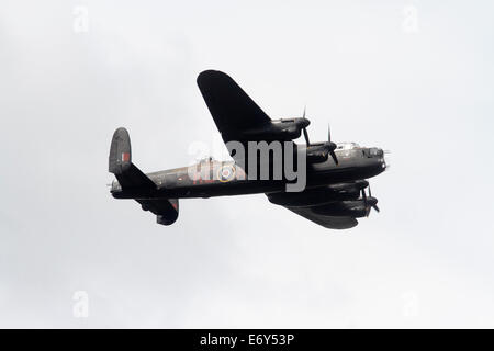 Avro Lancaster der Battle of Britain Memorial Flight PA474 ist derzeit bemalt Lancaster DV385 "Klopfer" Stockfoto