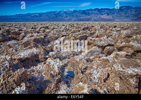 Ansicht des Death Valley und die umliegenden Berge vom Golfplatz des Teufels. Death Valley Nationalpark, Kalifornien, USA. Stockfoto