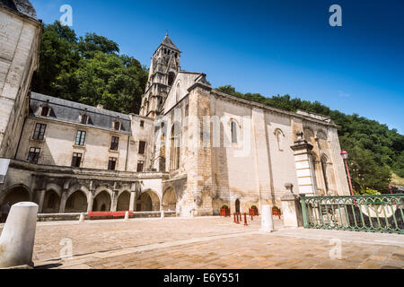 Die Benediktiner Abtei Abbaye Saint-Pierre de Brantôme und seine Glocke Turm entlang dem Fluss Dronne, Dordogne, Aquitaine, Frankreich Stockfoto