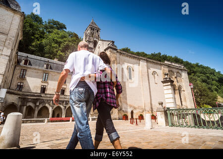 Die Benediktiner Abtei Abbaye Saint-Pierre de Brantôme und seine Glocke Turm entlang dem Fluss Dronne, Dordogne, Aquitaine, Frankreich Stockfoto