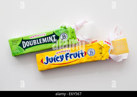 Saftige Frucht und Doublemint Kaugummi, hergestellt von der Firma Wrigley, ein Geschäftsbereich von Mars Inc. Stockfoto