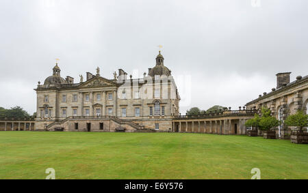 Rasen vor dem Haus und Fassade und Eingang in Houghton Hall, North Norfolk, UK, gebaut von Sir Robert Walpole Stockfoto