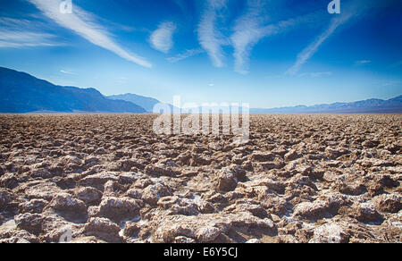 Ansicht des Death Valley und die umliegenden Berge vom Golfplatz des Teufels. Death Valley Nationalpark, Kalifornien, USA. Stockfoto