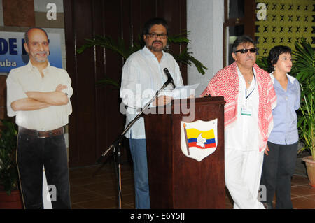 Havanna, Kuba. 1. September 2014. Luciano Marin Arango (C), auch bekannt als "Ivan Marquez', Chef der Delegation von der bewaffneten revolutionären Kräfte von Kolumbiens (FARC), spricht auf einer Pressekonferenz bei seiner Ankunft in den Konvent Palast vor der Friedensgespräche, die die kolumbianische Regierung und den FARC, in Havanna, Kuba, am 1. September 2014 wieder aufgenommen. Bildnachweis: Vladimir Molina/Prensa Latina/Xinhua/Alamy Live-Nachrichten Stockfoto