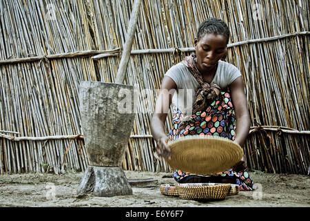 Junge Mutter vom Stamm Lozi mit Baby Sichten Korn, Caprivi Region, Namibia, Afrika Stockfoto