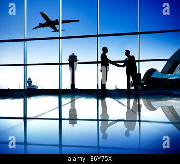 Vereinbarung von zwei Geschäftsmann auf einem Flughafen Stockfoto