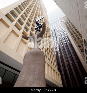 Eine Ansicht von Mirós Chicago (ursprünglich genannt die Sonne, den Mond und ein Stern), eine Skulptur von Joan Miró. Brunswick Plaza, Chicago. Stockfoto