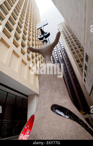 Eine Ansicht von Mirós Chicago (ursprünglich genannt die Sonne, den Mond und ein Stern), eine Skulptur von Joan Miró. Brunswick Plaza, Chicago. Stockfoto