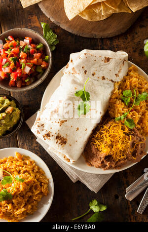 Hausgemachte Riesen Rindfleisch-Burrito mit Salsa Salat und Reis Stockfoto
