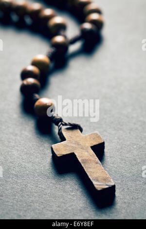 Holz Rosenkranz auf schwarzem Hintergrund Stockfoto