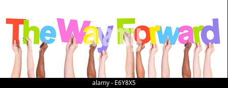 Multiethnische erhobenen Armen halten den Weg nach vorn Stockfoto
