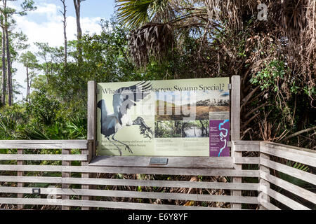 Informative Beschilderung entlang der Promenade führt zum Corkscrew Swamp Sanctuary Blair Audubon Center. Stockfoto