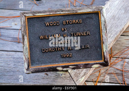 Messing-Gedenktafel erinnert an Skulptur von William Turner mit dem Titel "Holz Störche" am Audubon Corkscrew Swamp Sanctuary Visitor Center. Stockfoto