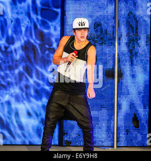 Greensboro, North Carolina, USA. 29. August 2014. Musik Künstler AUSTIN MAHONE führt im White Oak Amphitheater in North Carolina. Austin Mahone (geboren 4. April 1996) ist eine amerikanische Pop-Sängerin und Songwriterin. © Andy Martin Jr./ZUMA Draht/Alamy Live-Nachrichten Stockfoto