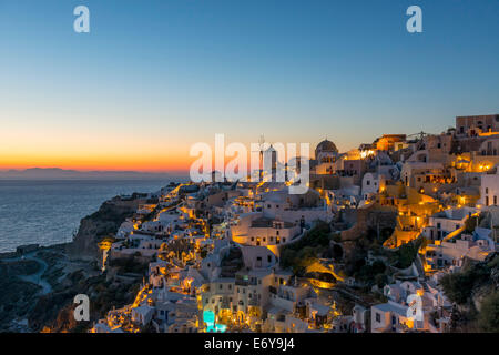 Sonnenuntergang In Oia In Santorini, Griechenland Stockfoto