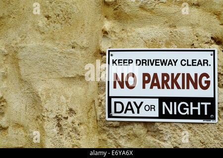 Kein Parkplatz Zeichen ziert eine Kalksteinwand in einer Wohn Gasse in Fremantle, Western Australia, Australien. Stockfoto