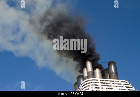 Schiffen Trichter emittierende schwarzer Rauch Stockfoto