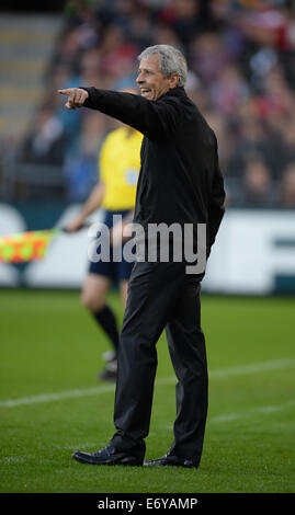 Freiburg, Deutschland. 31. August 2014. Mönchengladbach Cheftrainer Lucien Favre Gesten während der Fußball-Bundesliga zwischen SC Freiburg und Borussia Moenchengladbach in Freiburg im Breisgau, 31. August 2014 übereinstimmen. Foto: Patrick Seeger/Dpa/Alamy Live News Stockfoto