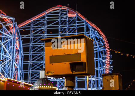 Blackpool, Lancashire, UK. 1. September 2014. Verkehrskameras umrahmt von Flutlicht Infusion Fahrt  Displays und Verkehr Trails in Blackpool Lichter 2014. Bildnachweis: Mar Photographics/Alamy Live-Nachrichten Stockfoto