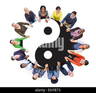 Multiethnische Menschen Hand in Hand mit Yin Yang Symbol Stockfoto