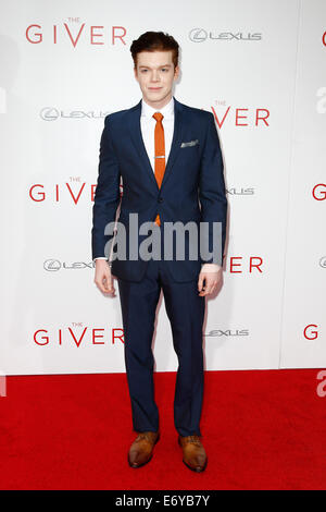 Schauspieler Cameron Monaghan besucht die Premiere von "The Giver" im Ziegfeld Theatre am 11. August 2014 in New York City. Stockfoto
