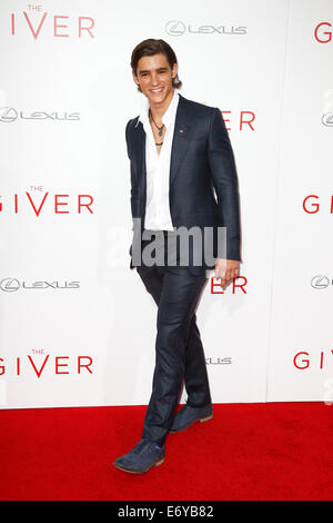 Schauspieler Brenton Thwaites besucht die Premiere von "The Giver" im Ziegfeld Theatre am 11. August 2014 in New York City. Stockfoto