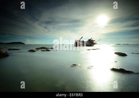 Angelboot/Fischerboot kenterte in Thailand. Stockfoto