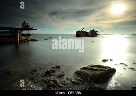 Angelboot/Fischerboot kenterte in Thailand. Stockfoto