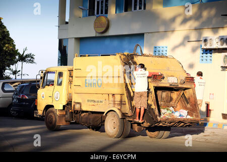 Müllwagen sammeln Müll in Dumaguete City, Philippinen Stockfoto