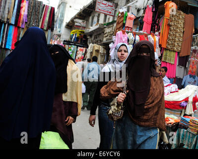 Verschleierte Frauen zu Fuß durch die lebendige Cairo Basare. Stockfoto