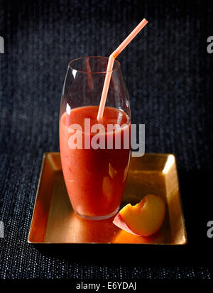 Pfirsich, Banane und Erdbeere Saft Stockfoto