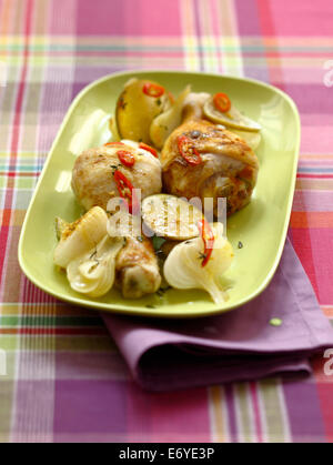 Hähnchen-Drumsticks mit Chili Pfeffer, Rum und Zitronensaft mariniert Stockfoto