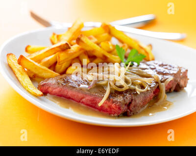 Seltene Steak mit Pommes frites Stockfoto