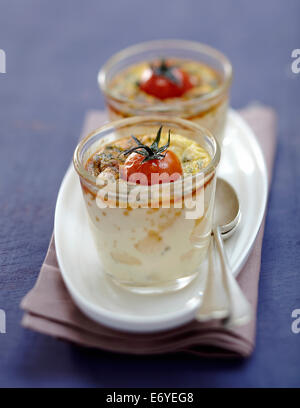 Parmesan, Kräutern und Kirschtomaten individuelle Torten Stockfoto