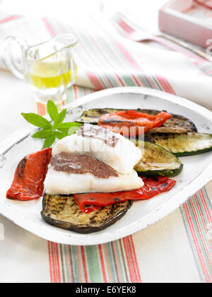 Stockfisch mit Tapenade, gegrillte Auberginen und Paprika Stockfoto