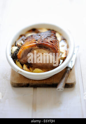 Schweinebraten mit Äpfeln Stockfoto